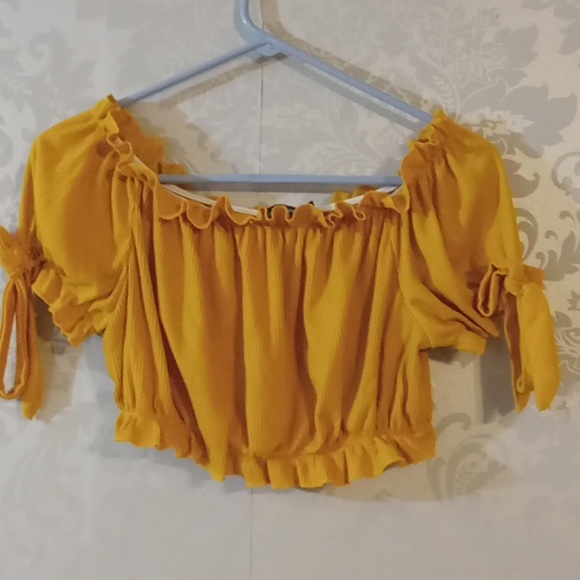 PrettyLittleThing Tops - Pretty Little Thing Cropped Top M